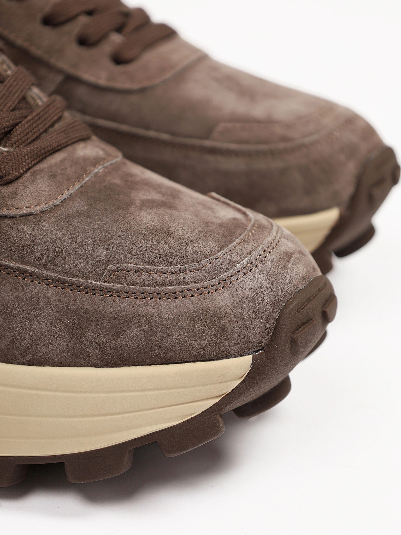 Кроссовки утепленные темно-коричневого цвета на рельефной подошве